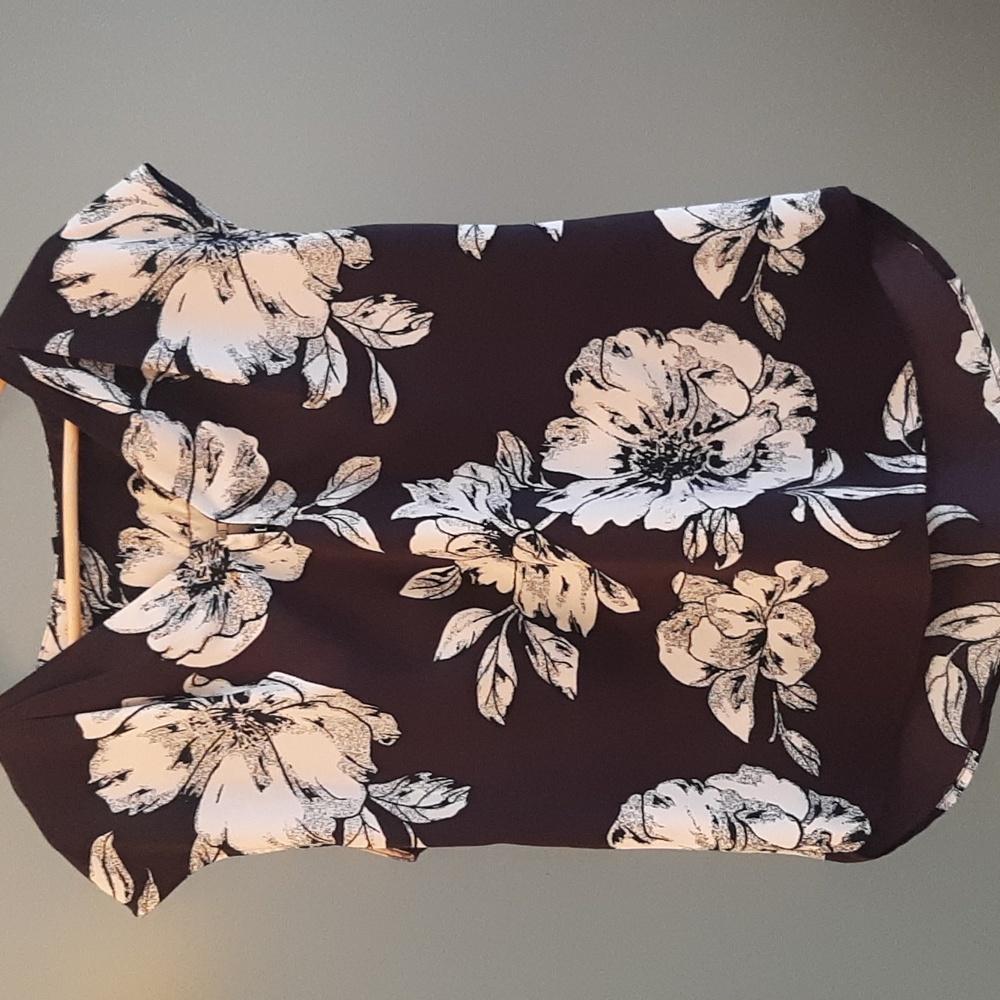Dynamite short sleeve top.  size large .  Dark purple./cream